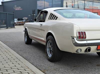 Ford Mustang Fastback V8