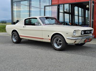 Ford Mustang Fastback V8
