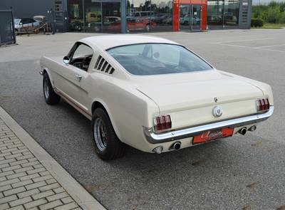 Ford Mustang Fastback V8