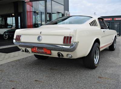 Ford Mustang Fastback V8
