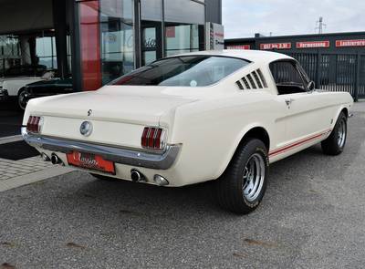 Ford Mustang Fastback V8