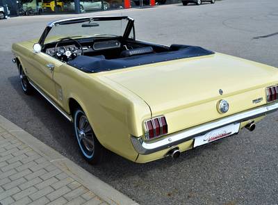 Ford Mustang V8 Convertible