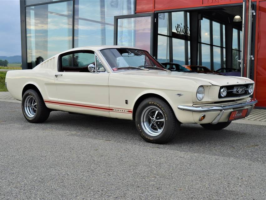 Ford Mustang Fastback V8
